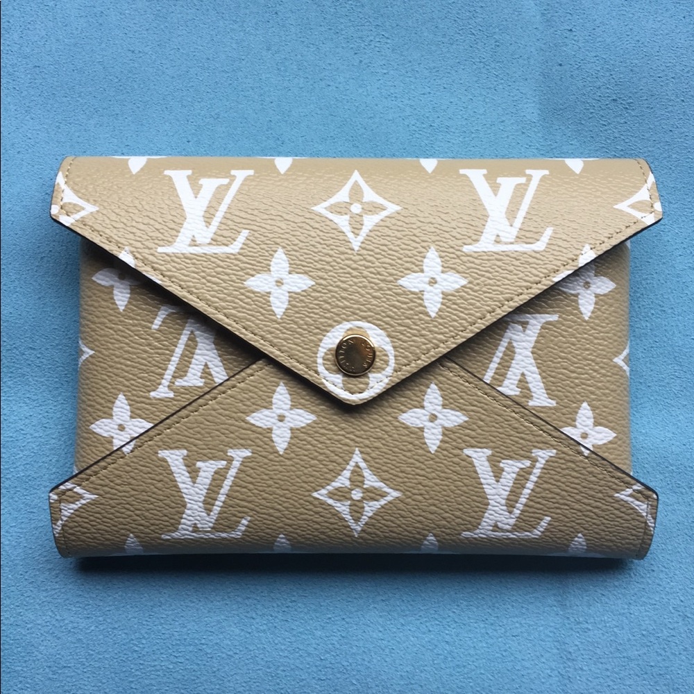 Louis Vuitton Monogram Giant Medium Pochette Beige